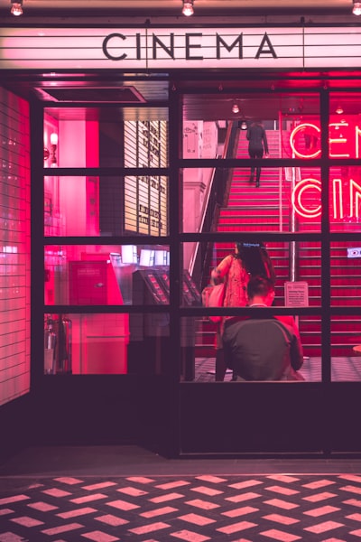 动作大片《疾速追杀4》主角约翰·威克在霓虹灯下持枪的酷炫画面